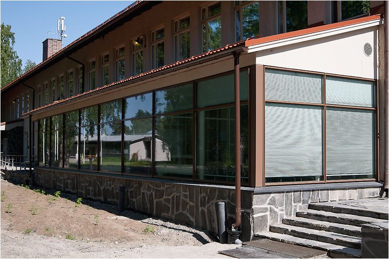 Lasitettu rakennuksen julkisivu